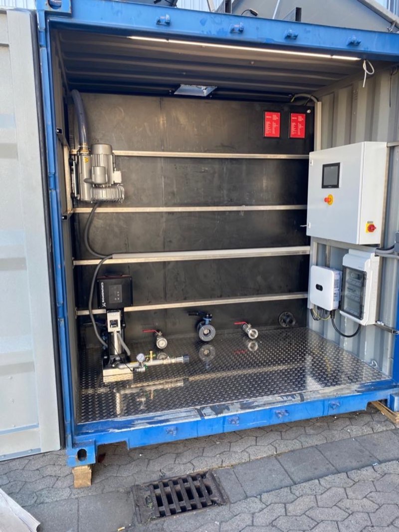 Innenraum des FARITEC-Containers mit Behälter, Pumpe und Steuerung