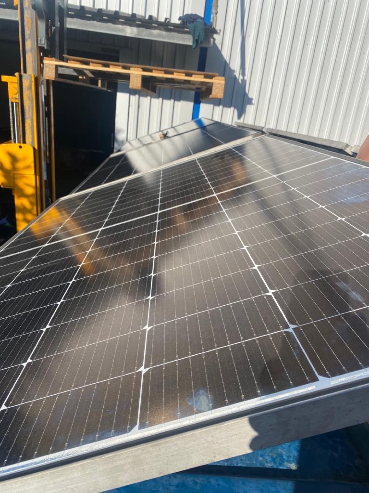Close-up van de zonnepanelen op de FARITEC-container