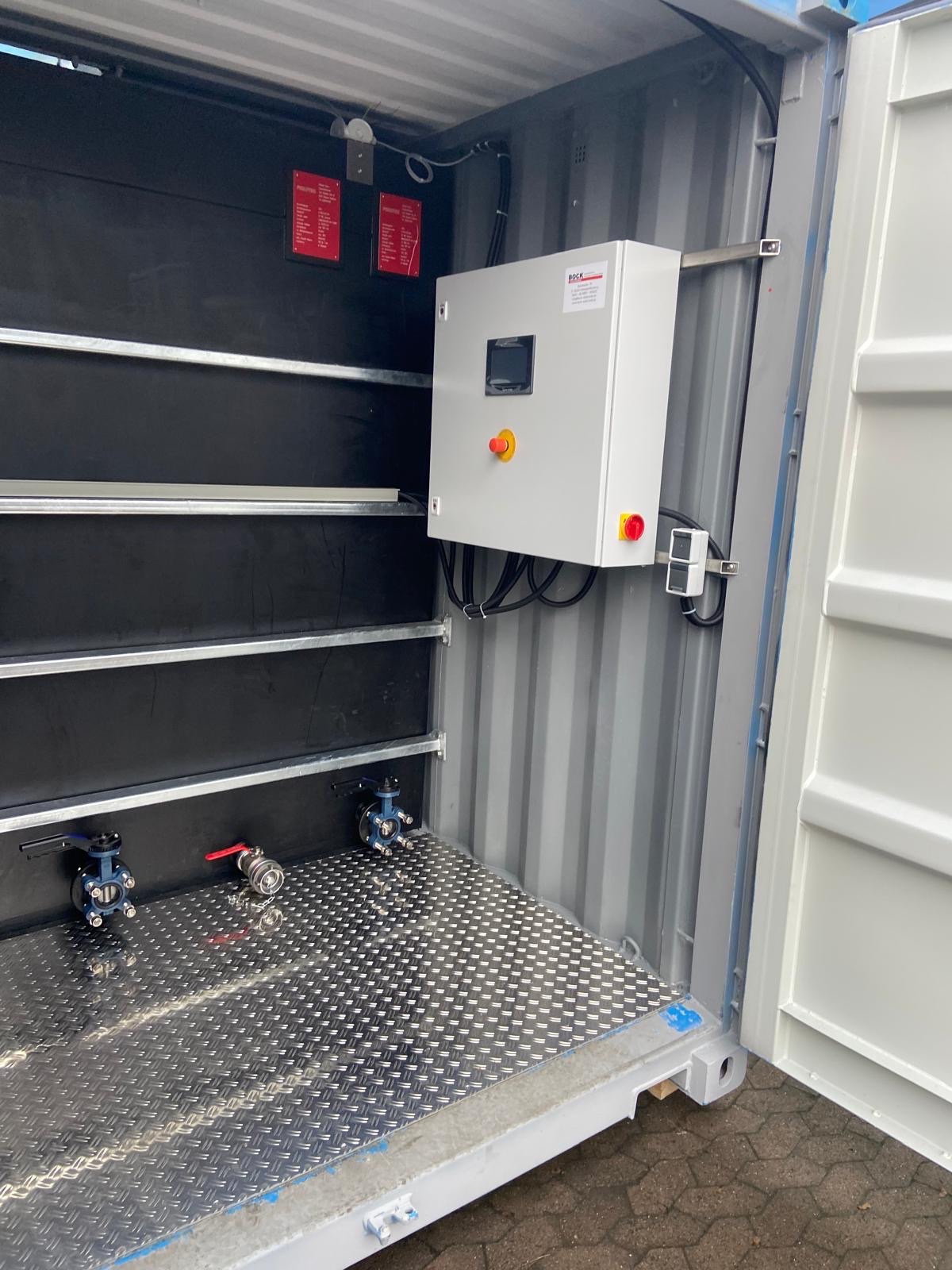 Detail van de schakelkast en wateraansluitingen in de FARITEC-container