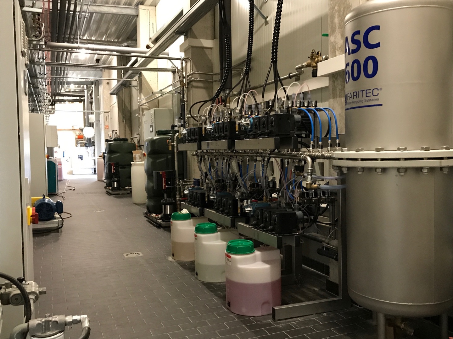 Tecnología de alta presión FARITEC con tuberías de acero inoxidable y bombas accesibles en la sala técnica