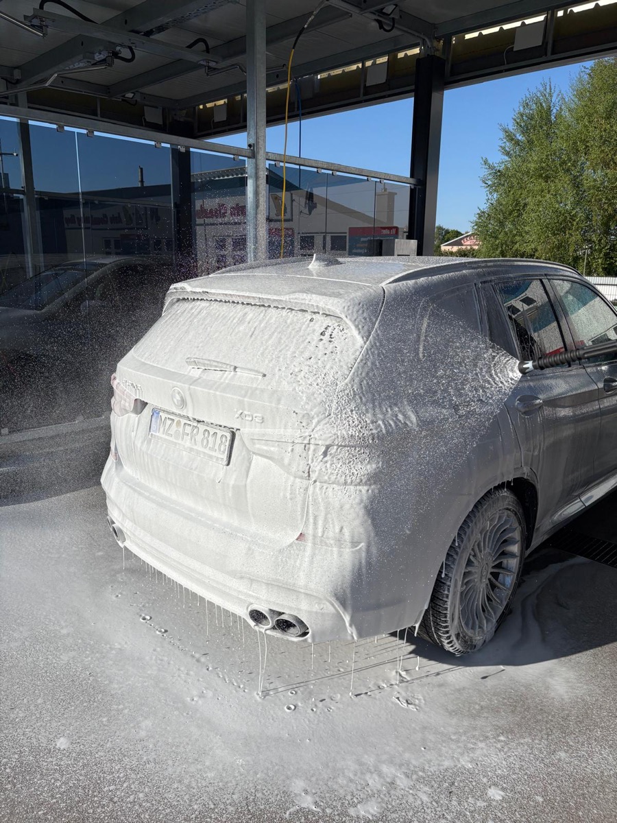 Lavado con espuma en una pista de autoservicio